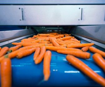Jak maszyny pakujące poprawiają efektywność linii produkcyjnych w przemyśle spożywczym?